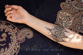 You can ink henna tattoos on your hands, arms, chest, back and while henna tattoos are more normal among women, that does not mean that men do not have. Mehndi Henna Kunst Henna Tattoos Slideshow Von Hennabemalungen Und Bodypaintings Mit Galltinte Von Olga Engelhardt