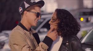 Ronnie flex] ey bitch, schuif op, wij komen binnen met z'n allen je moet zakken tot de grond alsof je moeder is gevallen ik ken bitches. New Video Sfb Ronnie Flex Lil Kleine Bokoesam Investeren In De Liefde Prod Jack Hirak Newwave Nandoleaks