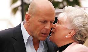 El sufrimiento de Marlene Willis: la madre de Bruce Willis mira con  impotencia cómo se deteriora la salud de su hijo
