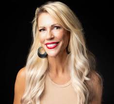 Hello happy Sunday! ❤️ My name is Iyonna Smith and I am a licensed Realtor  in Arizona. I currently working