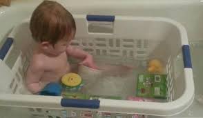 30 Astuces Brillantes Que Tous Les Parents Devraient Connaitre In 2020 Babybaden Baby Diy Babybadewannen