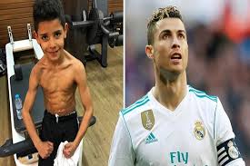 علما أن النجم البرتغالي كريستيانو رونالدو ظهر لأول مرة مع جورجينا رسميا، في يناير 2017، عندما اصطحبها معه إلى حفل جائزة الكرة الذهبية التي توج بها صاروخ ماديرا كريستيانو رونالدو. ÙƒØ±ÙŠØ³ØªÙŠØ§Ù†Ùˆ Ø¬ÙˆÙ†ÙŠÙˆØ± Ù†Ø¬Ù„ Ø±ÙˆÙ†Ø§Ù„Ø¯Ùˆ ÙŠØªØ­Ø¯Ù‰ ÙˆØ§Ù„Ø¯Ù‡ Ø³Ø£ÙƒÙˆÙ† Ù…Ø«Ù„Ùƒ