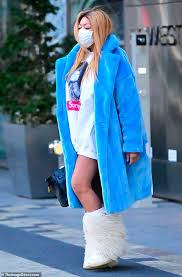 Wendy's georgia © all rights reserved 2013. Wendy Williams Ditches Pants To Wear Supreme Sweatshirt Beneath Icy Park Coat In Frozen Big Apple Daily Mail Online