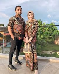 Sepertinya sangat cocok dijadikan pakaian yang digunakan bersama pasangan kamu, minion. Inspirasi Desain Baju Couple Anti Mainstream Yang Cocok Dipakai Ke Kondangan
