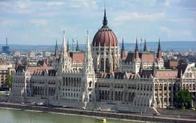 Direction city centre along the andrássy avenue turn right into bajcsy zsilinszky street and follow the signs hotel parlament and take a left turn to the alkotmány street then to the vadász street. Das Parlament Budapest Schoener Reisen Forum Reiseberichte Aus Aller Welt