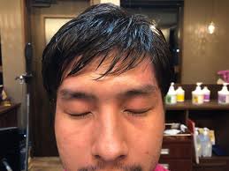 常連様です 眉毛は顔の額縁 と言われております 日本人は海外の方とは堀の深さが違いますので 眉毛を整えるとラインが強調されお顔がキリッと映えます この時 案外重要なのが産毛を無くすことなのです グレーの中のブラックより ホワイト barber