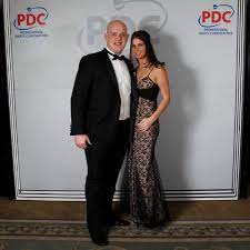 I won all sorts of advertising awards like lions, epica's and effies, before specialising in food marketing. Darts Weltmeister Michael Van Gerwen Erwartet Nachwuchs