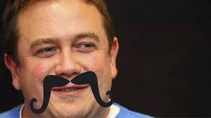 Tashwedd: Mae e dan eich trwynau!