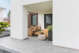 Gemutliche Terrasse Mit Freisitz Von Einem Modernen Einfamilienhaus In Bauhausstil Von Eco System Haus Bauhausstil Haus Terassenideen