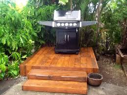 Bbq Platform Made Out Of Pallets 1001 Pallets Pallet Garden Furniture Pallet Outdoor Backyard Grilling Area