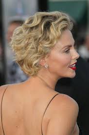 Coupe de cheveux courts a 50 ans les modeles tendances. ØªØªØ¹Ø§Ø·Ù ÙÙŠ Ø­Ø§Ø¬Ø© Ø¥Ù„Ù‰ Ø¶Ø¹ Ø³ÙˆÙŠØ§ Boucles D Oreilles Pour Coupes Courtes Femme 50 Ans Sjvbca Org