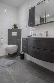 Néanmoins, si vous souhaitez une salle de bain noire, mais que vous hésitez encore à vous lancer vous pouvez aussi y intégrer du blanc, du gris, etc. Schrag Angebrachtes Wc Praktisch Und Elegant Wohnideen Pinterest Today Pin Salle De Bain Grise Salle De Bain Design Idee Salle De Bain