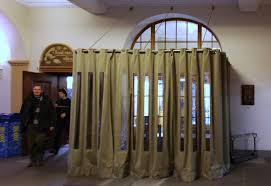 Mit einem windfang für den eingangsbereich gewinnen sie komfort und zusätzliche fläche hinzu. Turvorhang Zur Isolation Metall Werk Zurich Ag