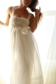 Yatak kıyafeti olarak kullanılan dikkat çekici, şık iki parçadan oluşan ürünlerdir. Das Babydoll Hochzeitskleid Wirkt Feminin Und Madchenhaft Wedding Dresses Boho Wedding Dress Ivory Wedding Dress
