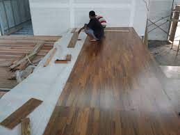 Bahan baku pembuatan lantai parket juga bisa dari kayu asli seperti kayu jati serta bisa juga berupa parket olahan atau istilah kerennya disebut engineered wood atau laminate. Pengertian Beserta Daftar Harga Lantai Kayu Dan Lantai Vinyl Terbarulantai Parket Vinyl Jasa Pasang Parket Engineered