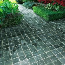 Allant des pavés et margelles en pierre naturelle aux briques de terre cuite, en passant par les dalles en céramique, vous trouverez tout pour vos aménagements extérieurs et intérieurs chez pierre & sol. Revetement De Terrasse La Pierre Naturelle Ou Reconstituee Tendances Deco Deco Pave Pierre Bleue Terrasse Pierre Terrasse Pierre Naturelle