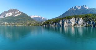 Le lac de côme est sûrement le plus connu de tous les lacs italiens en raison de son cadre enchanteur et de ses luxueuses villas habitées par diverses personnalités. Vallat Immobilier Agences Immobilieres Autour Du Lac D Annecy Et D Aix Les Bains