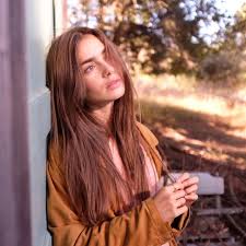 Durante i cambi di stagione la caduta del capelli è un fenomeno molto comune. Caduta Capelli Donne Cause Rimedi E Perche Cadono Amica