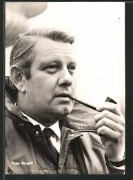 AK Schauspieler Peter Borgelt raucht Pfeife
