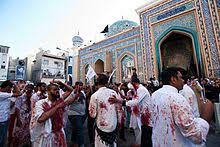 ذهب فقهاء الشيعة الإثني عشر ، ومنهم الإمام علي السيستاني أن صيام يوم عاشوراء مكروه عند الشيعة ويمكن الاكتفاء بالصوم عن الماء فقط تشبهًا بعطش الإمام الحسين بن علي وعائلته في ذلك اليوم المآساوي يوم قتل، ويزعم المرعشي أن قتل الحسين وأهل بيته وشيعته على أيدي الأمويين دفعت. Ø¹Ø§Ø´ÙˆØ±Ø§Ø¡ ÙˆÙŠÙƒÙŠØ¨ÙŠØ¯ÙŠØ§
