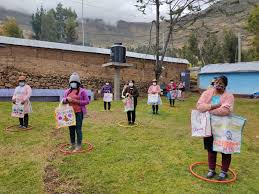 Madres de familia elaboran bolsas ecológicas para el recojo de alimentos de  Qali Warma en Huancavelica