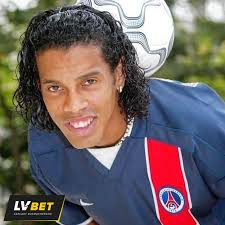 JEROME LEROY, były zawodnik PSG 🗣️ „W PSG Ronaldinho nie trenował w ciągu  tygodnia. Pojawiał się najwcześniej w piątek, bo chciał zagrać w sobotę.  Przyjeżdżał w okularach przeciwsłonecznych, często kładł się na