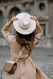 Camel is a popular color to wear in the fall, and camel coats go well with many types of outfits. Pin On Street Style Inspo