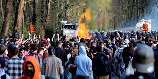 L'événement la boum avait été posté sur les réseaux sociaux pour proposer aux internautes de se rendre à un faux festival de musique organisé gratuitement dans le. Belgique La Police Disperse Un Rassemblement Interdit A Bruxelles Le Point