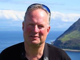 Behind the Binoculars: Interviews with acclaimed birdwatchers: Betton, Keith,  Avery, Mark: 9781784271459: Amazon.com: Books