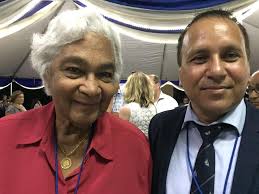 Author Safdar Zaidi meets the famous historical novel writer Cynthia Macleod.  Anton De Kom Universiteit van Suriname