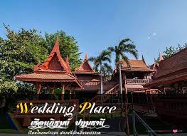 เร อนภ รมย ปท มธาน เร อนไทยว วสวย ต วเร อนสวยเด นเป นสง า ร มแม น ำเจ าพระยา ให อารมณ บรรยากาศเหม อนบ านสวนร มน ำ เหมาะสำหร บจ ดงานแต งงานพ ธ เช าแบบไทยๆ สอ