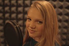 Nicole Dyess's Instagram, Twitter & Facebook