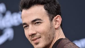 Kevin Jonas abre su corazón por primera vez en su debut solitario con  “Changing” y conmueve a miles