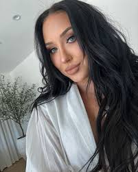 Birkin bag & Amazon jewelry. It's called balance 🤌🏼