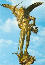 La statue de 800 kilos qui domine l'abbaye, classée monument historique, sera prochainement hélitreuillée. Le Mont Saint Michel Manche Statue De L Archange St Michel Par Fremiet Restauree A La Feuille D Or En 1987 Archange Mont Saint Michel Saint Michel Archange
