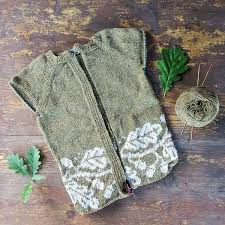 Lys beige og marineblå farge. Feriestrikk Strikkezilla Design