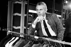 Armani continues to bring a cinematic touch to his work, believing that film and fashion are crucial to creative stimulation. Giorgio Armani Im Interview Uber Stil Leidenschaft Geld Kann Keine Eleganz Kaufen Vogue Germany