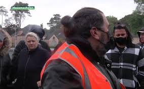 Jürgen conings figure sur la liste des terroristes de l'ocam, l'organisme chargé de l'analyse de la menace terroriste, en raison de ses la compagne du militaire en fuite, gwendy, se dit désemparée. Sympathisanten Houden Stille Mars Voor Jurgen Conings Ze Zouden Beter Eens Naar Hem Luisteren Nieuws365