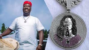 Nigerian businessman, entertainer and entrepreneur obi iyiegbu, popularly known as obi cubana has splurged a whooping sum of 100 thousand us dollar on a diamond pendant and neckpiece in honour of his mother. T Ynmygj Ufnkm