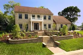 Garten Am Hang Anlegen Terrassierter Vorgarten Mit Mauern Sloped Front Yard Front Yard Landscaping Yard Landscaping