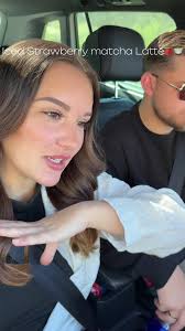 Erstes Mal Iced Strawberry Matcha Latte probieren