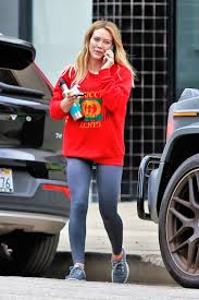 Hilary duff‏verified account @hilaryduff 3 dec 2020. Hilary Duff Wears The Logo Sweatshirt You Should Consider Wearing In 2020 Celebrity Style Guide