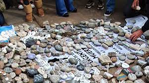 La marcha por la aparición con vida de santiago maldonado en el bolsón derivó en graves incidentes frente al cuartel del escuadrón 35 de un grupo de encapuchados atacó con piedras y huevos a la sede de la mutual de suboficiales de gendarmería nacional en la ciudad de buenos aires, mientras. Ehqbotiro4wdbm