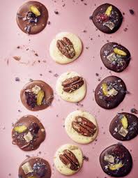 Mendiants Au Chocolat Pour 10 Personnes Recettes Elle A Table Recette En 2020 Mendiant Chocolat Biscuit Roule Recette