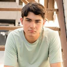 Elsa Hood's Instagram, Twitter & Facebook