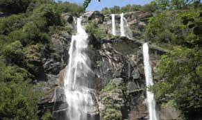 Una donna di 42 anni è scivolata dal sentiero in cima alle cascate dell'acquafraggia, a piuro (in provincia di sondrio), in val bregaglia, finendo in acqua. Valchiavenna Le Cascate Dell Acquafraggia Care A Leonardo