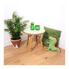 table basse d appoint en rotin vendue total look green pour cette petite