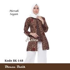 Model baju batik wanita muslim modern terbaru dan trendy yang ada saat ini bisa anda pilih dan gunakan sebagai model baju batik untuk kerja dengan berbagai pilihan mulai dari baju batik lengan pendek maupun. Jual Baju Blouse Batik Wanita Model Terbaru Murah April 2021 Halaman 2 Bukalapak