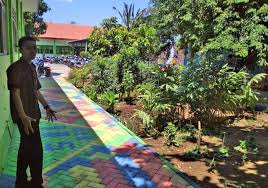 Inspirasi mengembangkan taman sekolah menuju sekolah adiwiyata. Man 1 Kota Probolinggo Tampilkan Wajah Ceria Dengan Cat Warna Warni