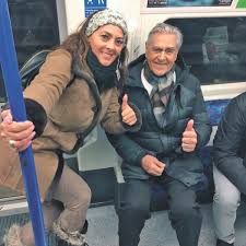 En la transmisión mencionaron que la otra hija de eric, verónica del castillo, se veía bastante afectada por esta sensible situación con su padre, cabe mencionar que ella fue la que lo ayudó a ingresar al hospital, ya que el actor no podía caminar por su propia cuenta, según las imágenes. Eric Del Castillo Un Rebelde De Mucha Fe